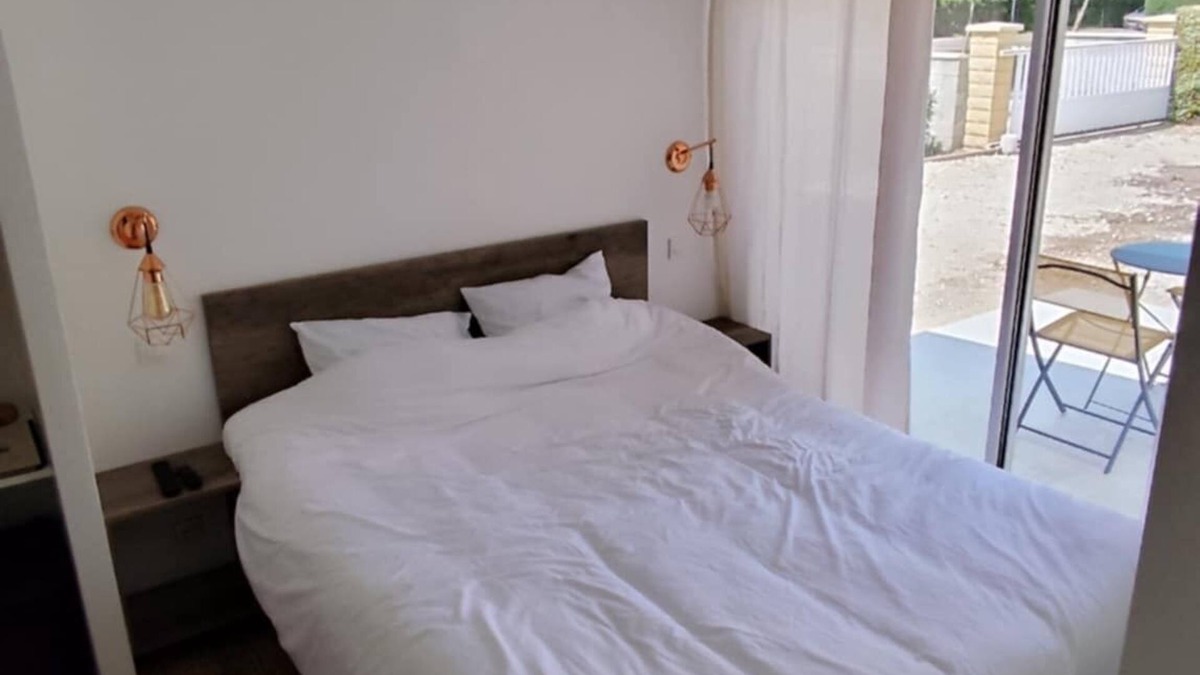 Virelade Bed & Breakfast | Country-style bedroom and bathroom