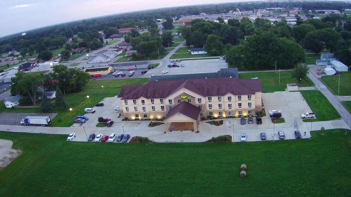 Robinson Hotel | Country View Inn & Suites