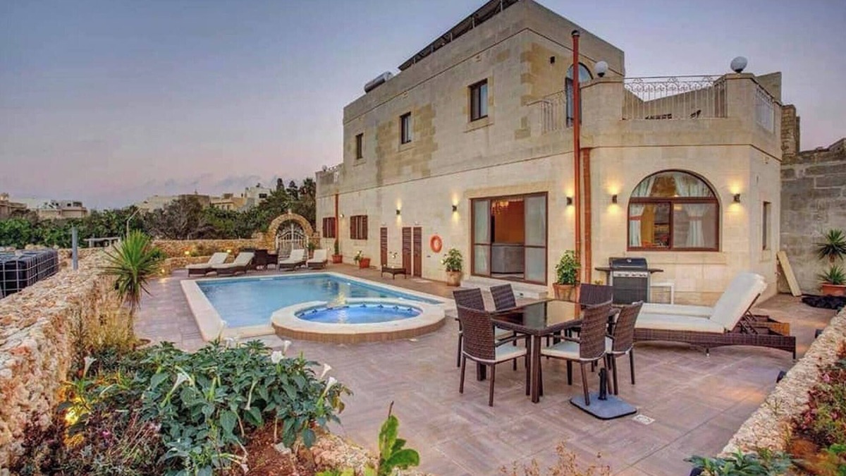 Victoria Villa | Country Views Villa Victoria