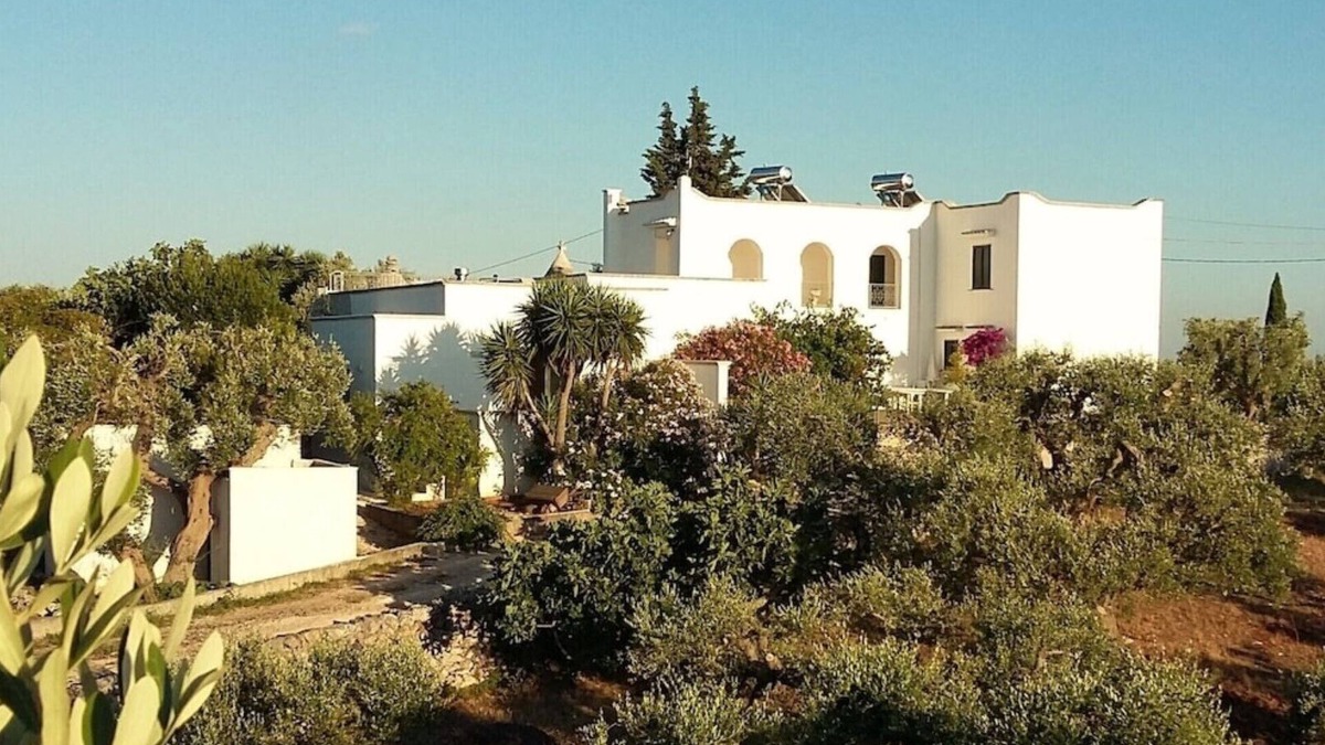 Cisternino House | Country Villa With Large Private Pool & Tennis Court - spaciously sleeps 20