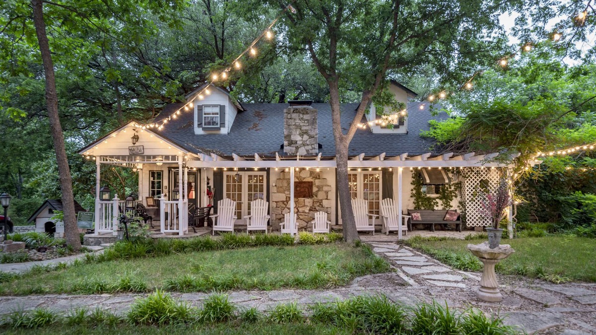 Glen Rose Cottage | Country Woods Inn