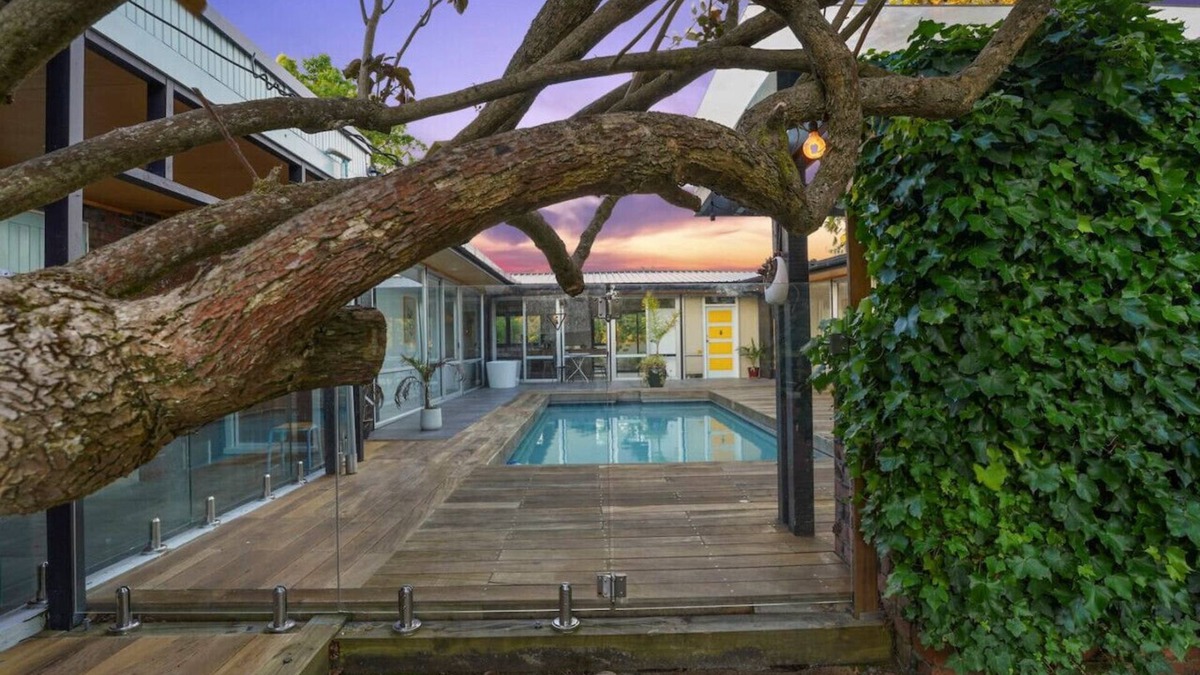 Auckland House | Countryside Calm Getaway with pool and deck