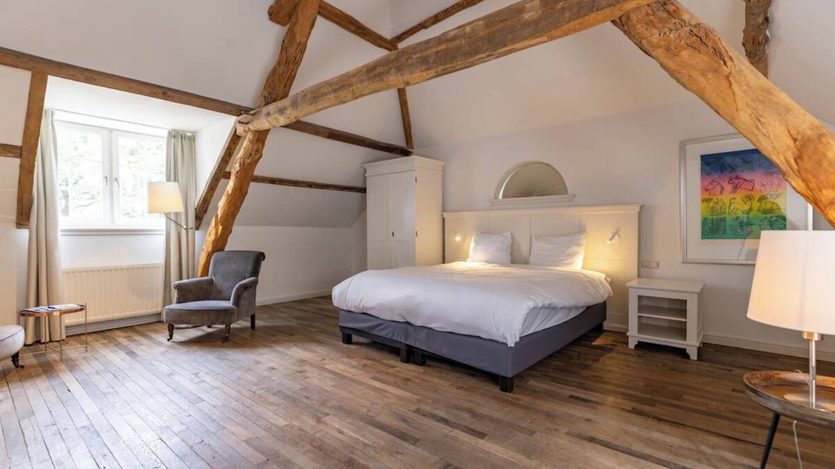 Baarlo Hotel | Countryside Calm with Modern Comfort and Free Parking! Onsite Dining