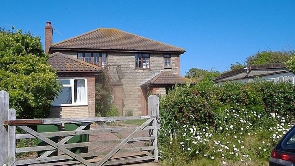 Newport Cottage | Countryside Cottage 5 mins from the sandy beaches on the Isle of Wight.