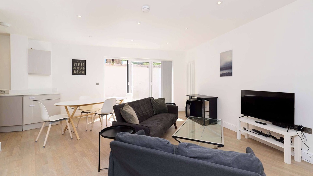 Tadworth Apartment | Countryside Edge Flat - Split-level Tadworth flat