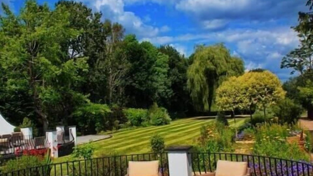 Bagshot House | Countryside Escape with Stunning Garden in Surrey