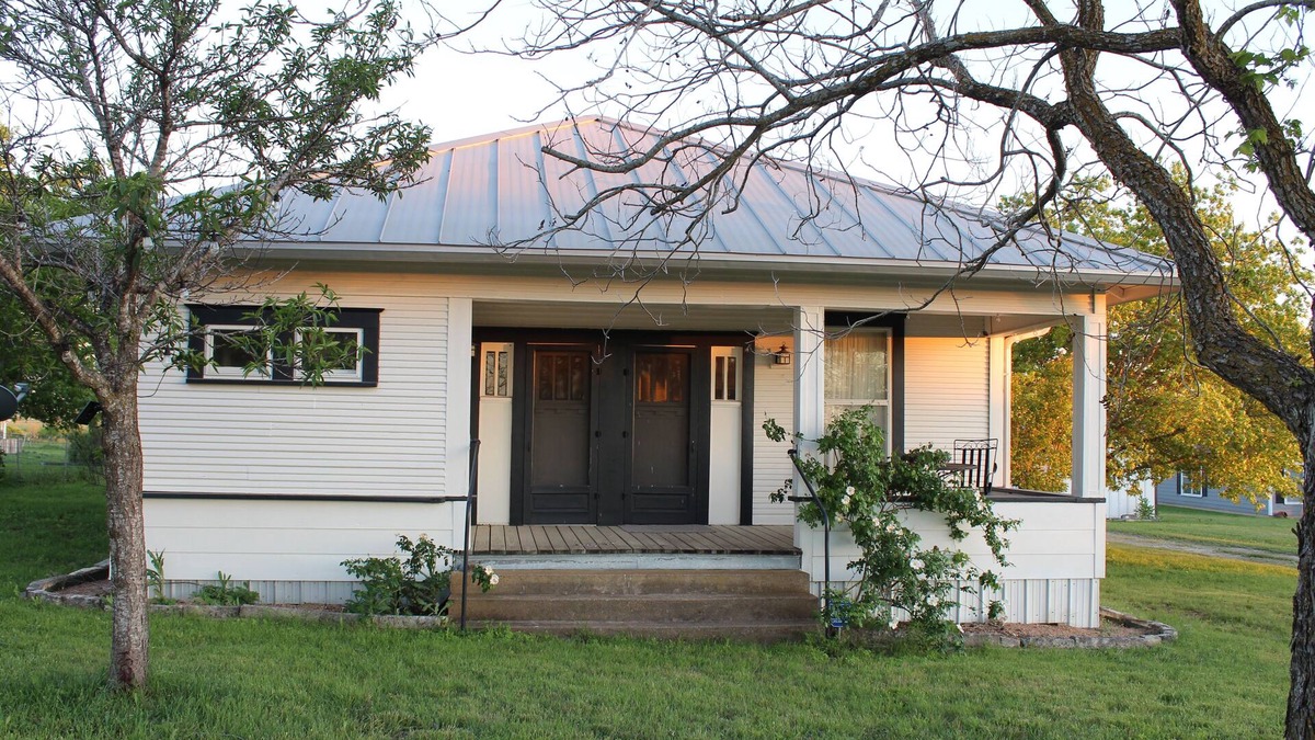 Georgetown Other | Countryside Farmhouse, backporch breezes, hillside views, and in Walburg!