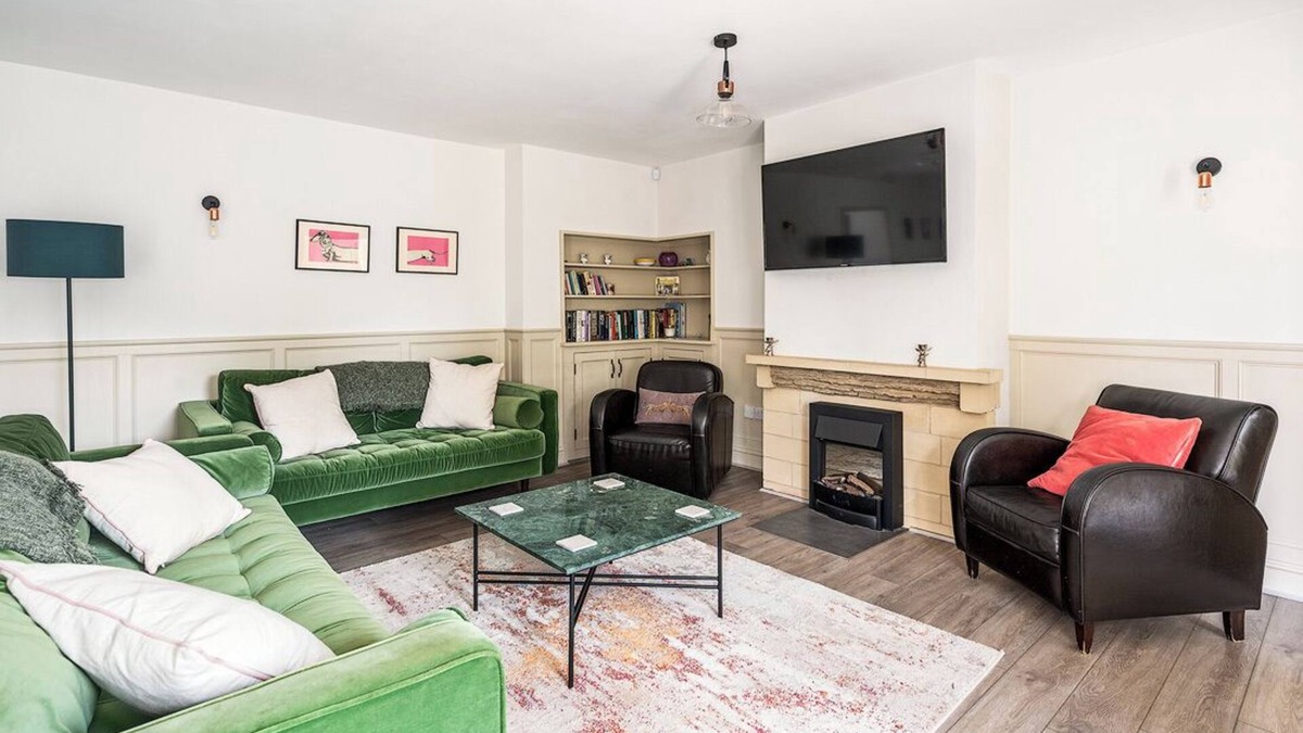 Melksham House | Countryside Granary cottage with access to indoor pool, sauna & steam room