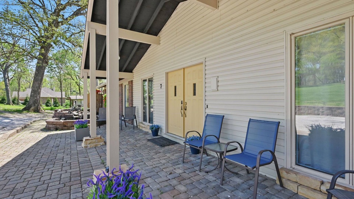 Lake St Louis House | Countryside Lakefront Chalet