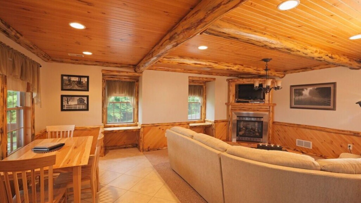 Dundee Cabin | Countryside Overlook Suite: Luxury, Lodge Suite in Amish Country, Ohio.