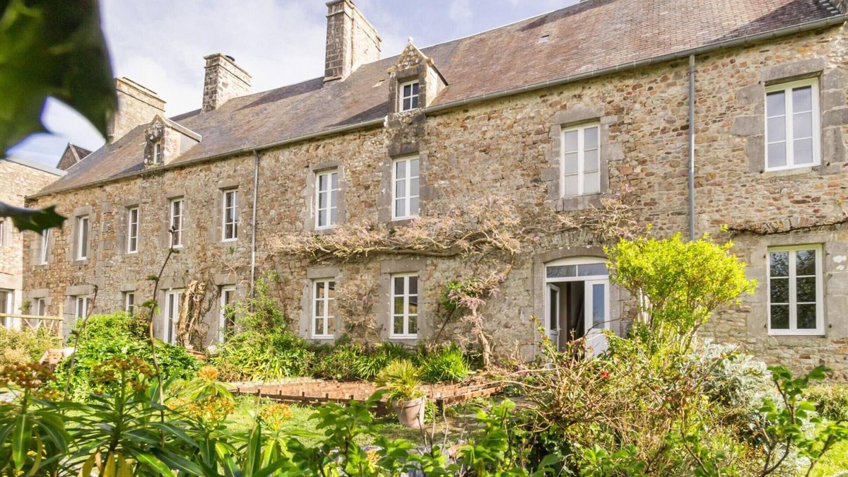 Orval Cottage | Countryside Retreat w/Terrace, BBQ & Modern Amenities in Orval sur Sienne