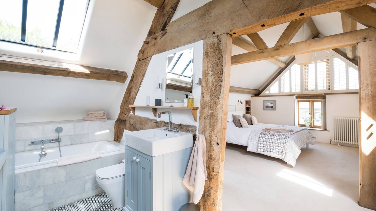Clyro House | Countryside retreat, accommodating 8 guests, the perfect tranquil escape for both people and pets.