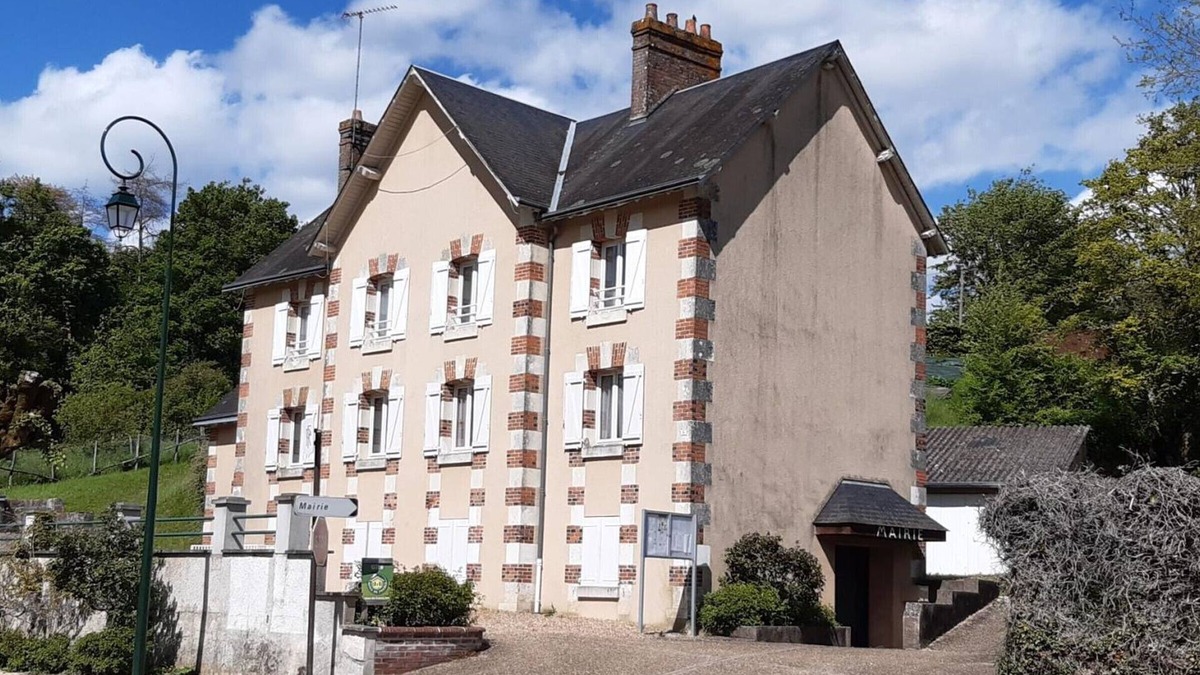 Sasnieres Cottage | Countryside Retreat: Modern Comfort in Historic School near Loire Castles & Beauval Zoo