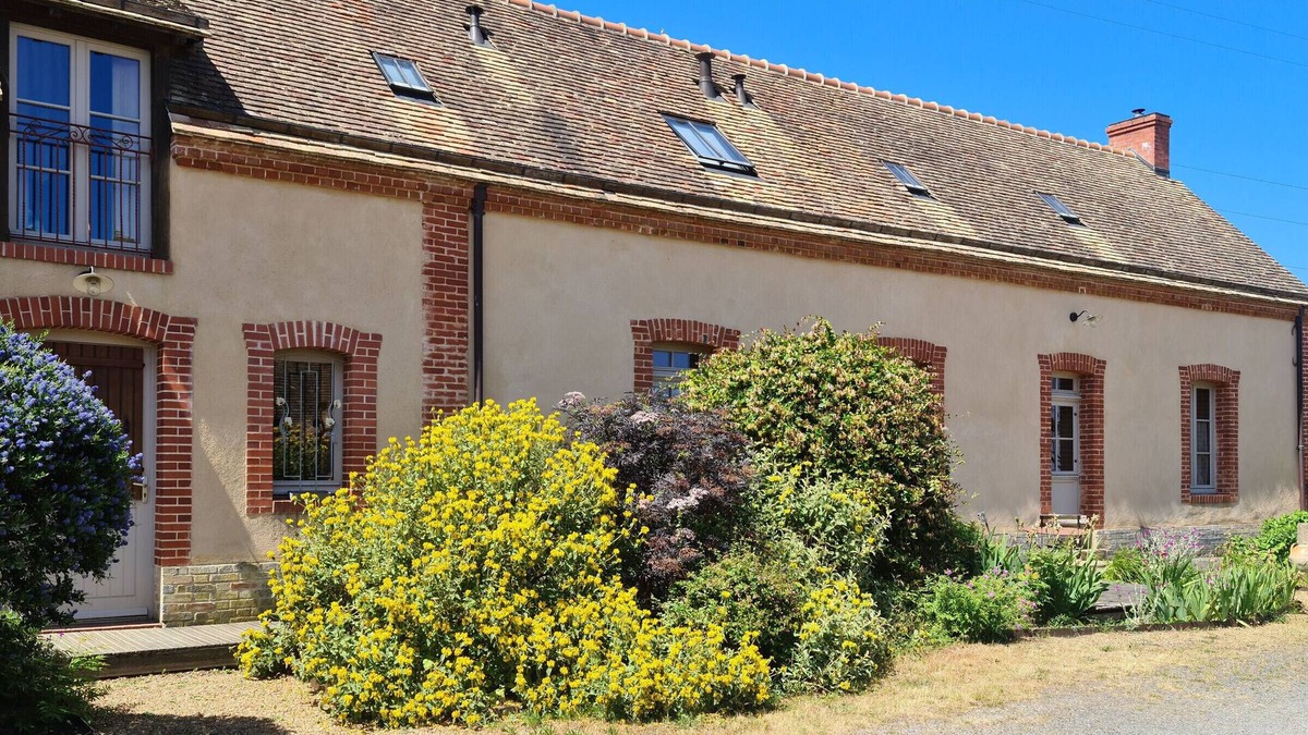Connerre Cottage | Countryside Retreat Near Le Mans - Restored Longère with Modern Amenities