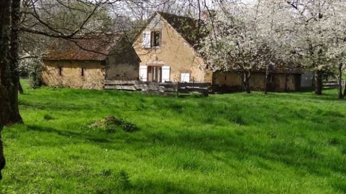 La Bazoge Cottage | Countryside Retreat: Renovated Farmhouse 5km from Major Shopping, 7km from Le Mans