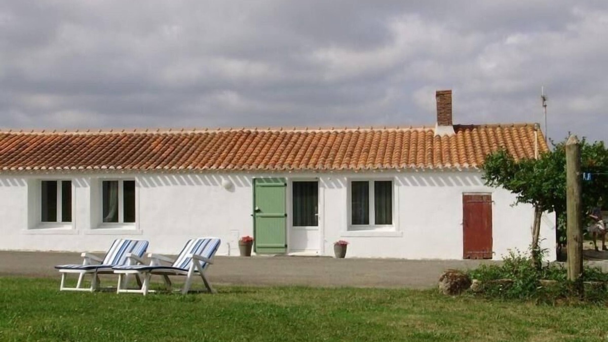 Vaire Cottage | Countryside Retreat with Private Pond and Terrace