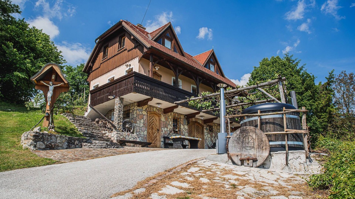 Krsko Villa | Countryside Villa with Kirami Hot Tub