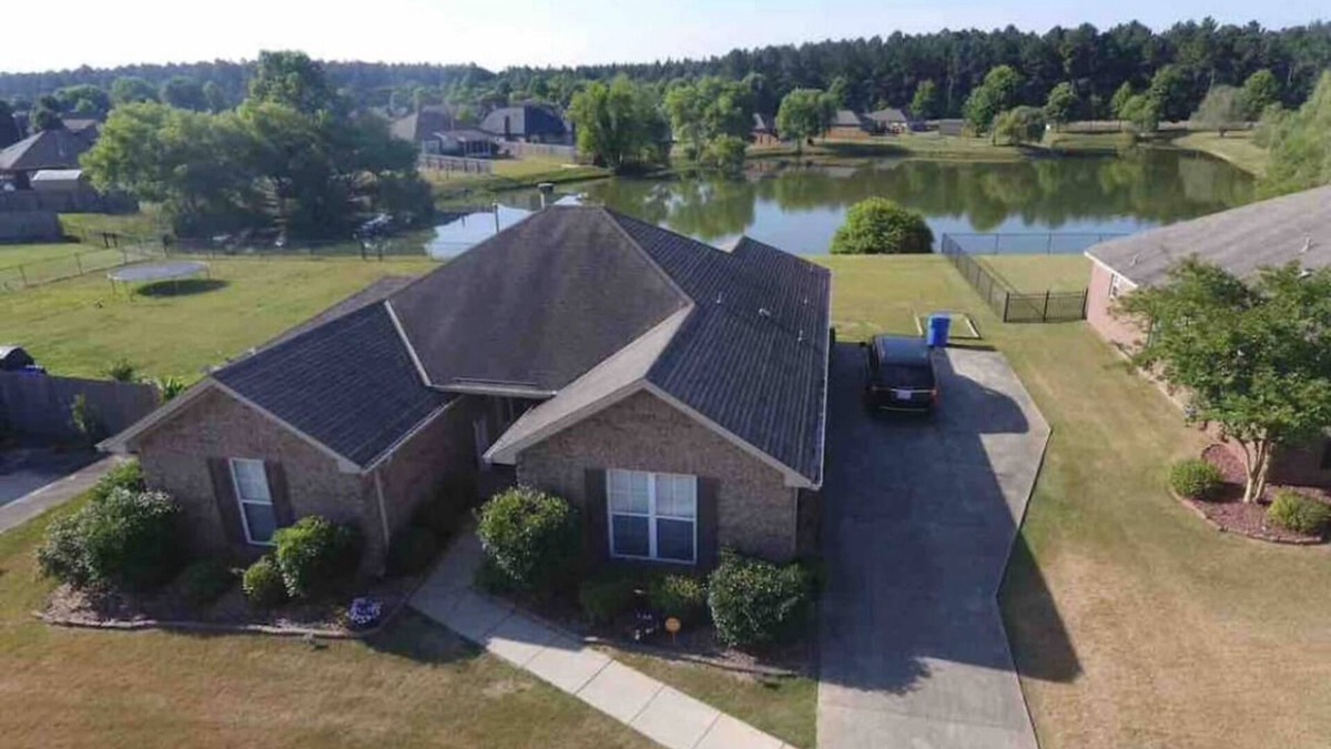 Prattville House | County Road, Country Setting, Close to Everything!
