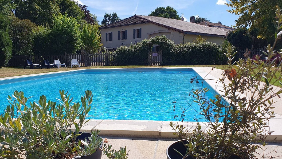 Chaunac Cottage | Countyside gîte for 5 people with heated swimming pool