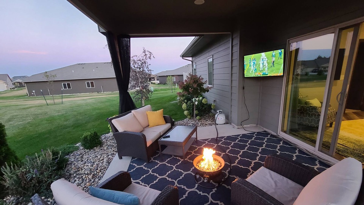 Buffalo Ridge House | Couple's Escape: Hot-Tub, Breakfast + Near Brewery/Market