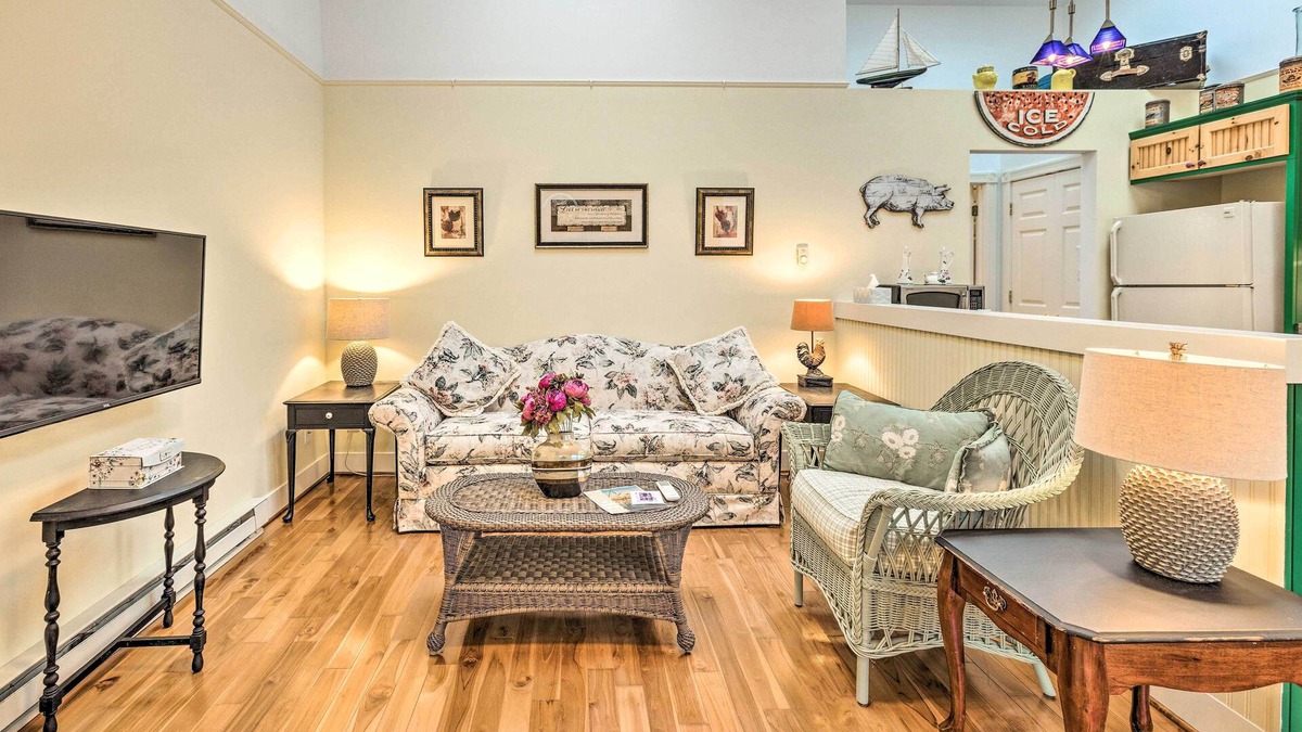 Frankfort Apartment | Couple's Haven in Frankfort by Lake, Trails & Dtwn