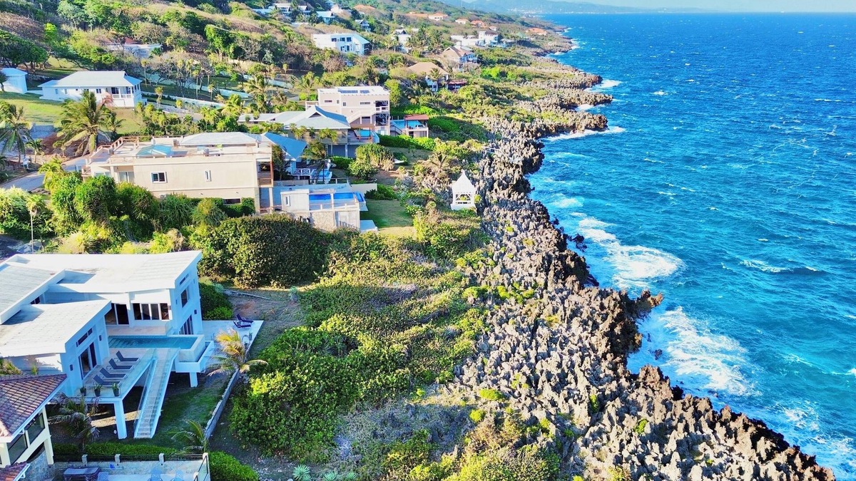 Lighthouse Estates Apartment | Couple Suite @Larimar, West Bay