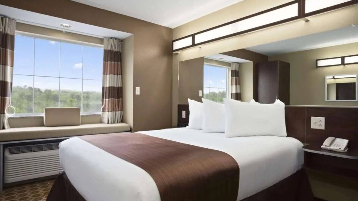 White Hall Hotel | Couple Suite w/Kitchenette | Hotel Near Downtown w/Free Parking