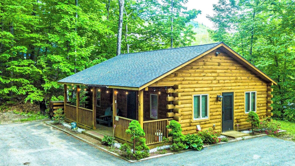 Intervale Cabin | Couples Adventure Getaway Log Cabin in the White Mountain