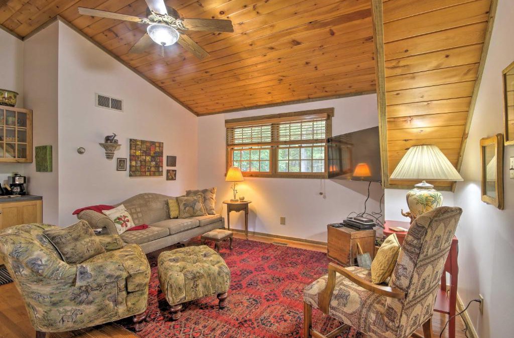 Berkeley Springs House | Couples Cabin - 5 Mi to DT Berkeley Springs!