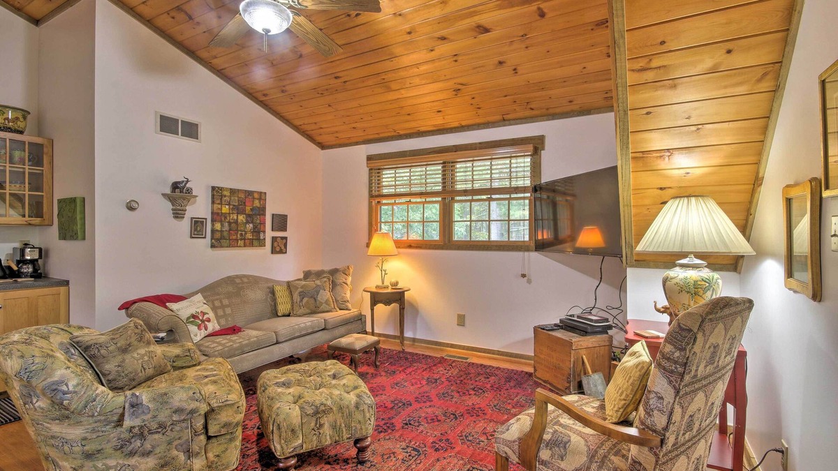 Berkeley Springs Cabin | Couples Cabin - 5 Mi to DT Berkeley Springs!