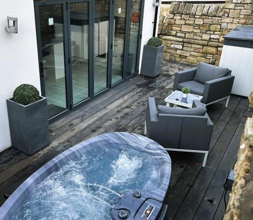 Stockport Apartment | Couples Canalside Retreat with Hot Tub & Pergola