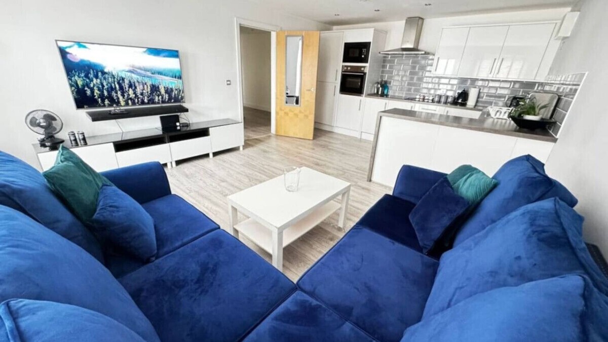 Walsall Apartment | Couples Choice! Walsall City 2BedApartment SmartTv