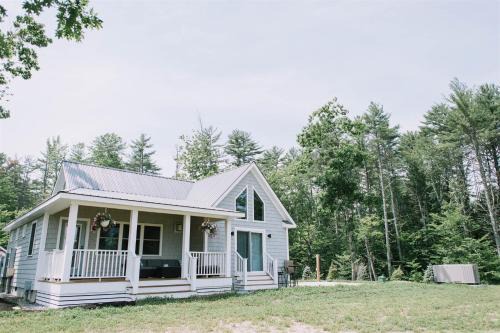 North Sebago Villa | COUPLES COTTAGE LIMIT 4 cottage