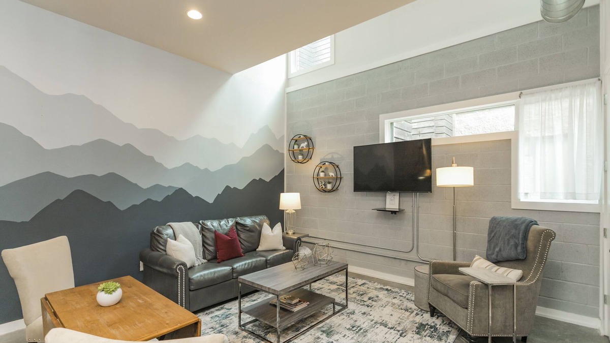Chestnut Hill Condo | Couples Escape | Private Rooftoop | Blocks to Broadway | Free Parking!