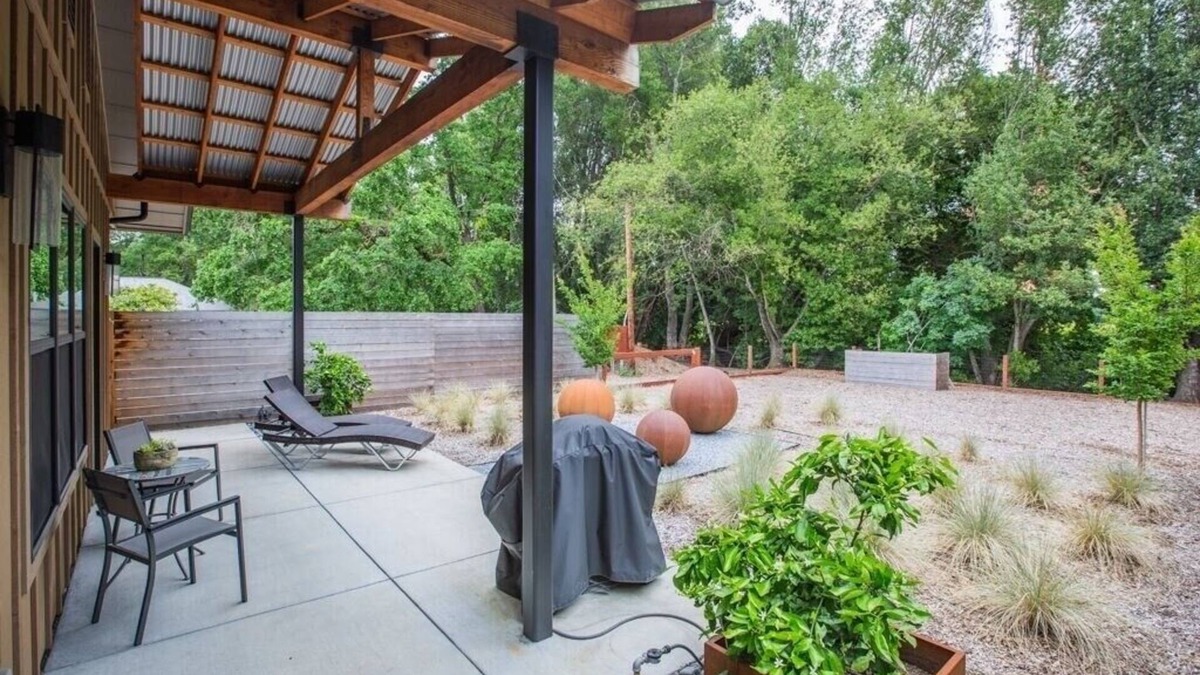 Eldridge Apartment | Couples Getaway, Luxurious Accomodations, Private Yard