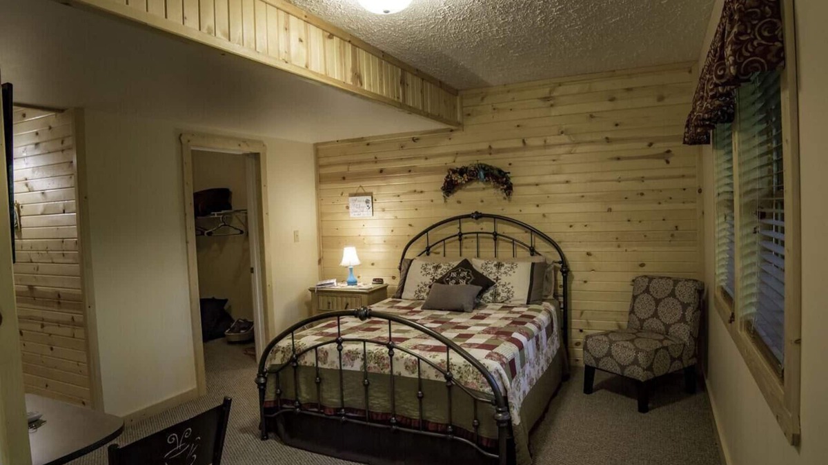 Helmsburg Bed & Breakfast | Couples Getaway with Outdoor Hot Tub!