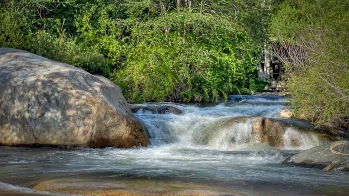 Three Rivers House | Couples Retreat at The Kaweah Gem Suite w/River Access - 5 Minutes to Sequoia!