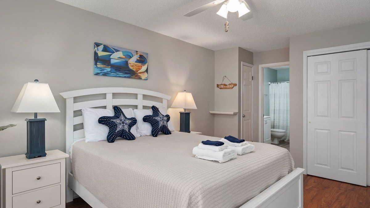 Manteo Condo | Couples Retreat in Pirates Cove