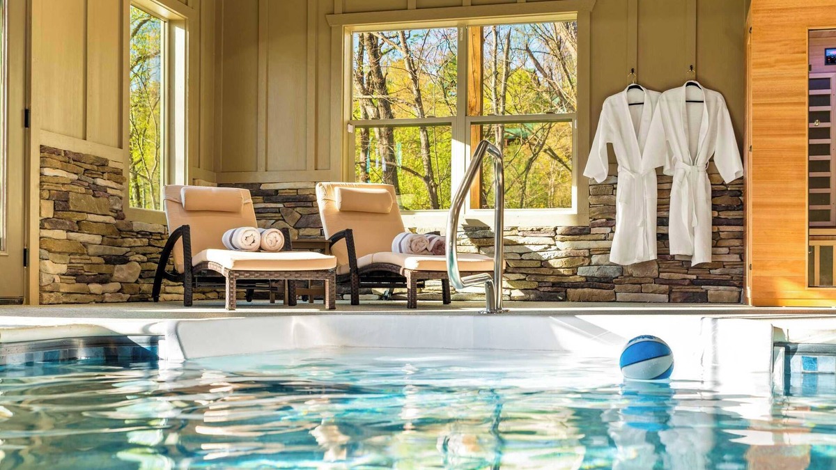 Black Bear Falls Cabin | Couples Retreat Indoor Pool Sauna minutes to Gatlinburg