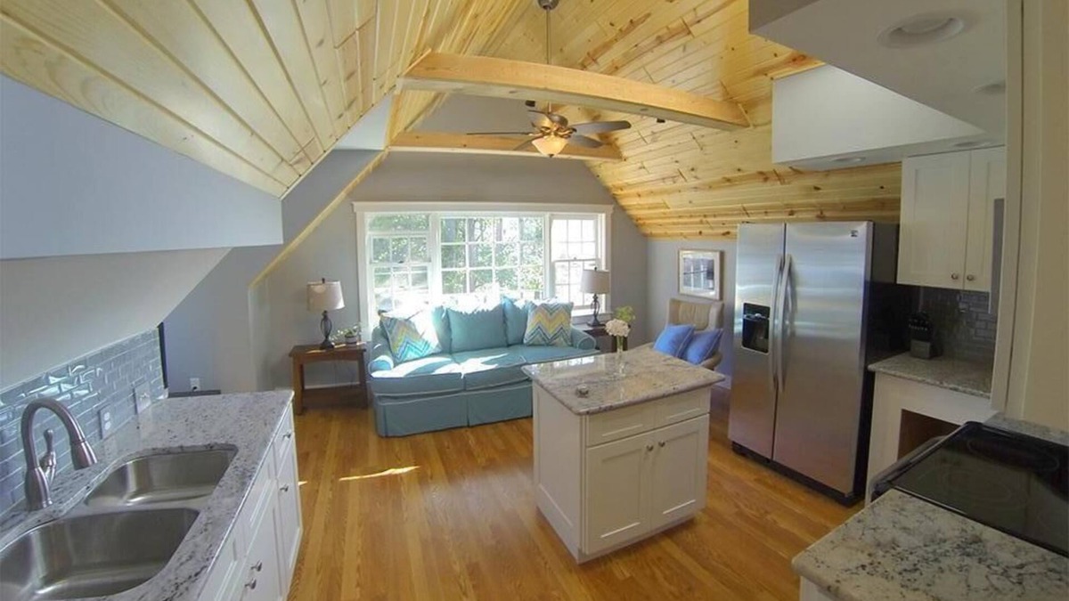Empire Apartment | Couples Retreat. Perfect getaway with all the amenities.