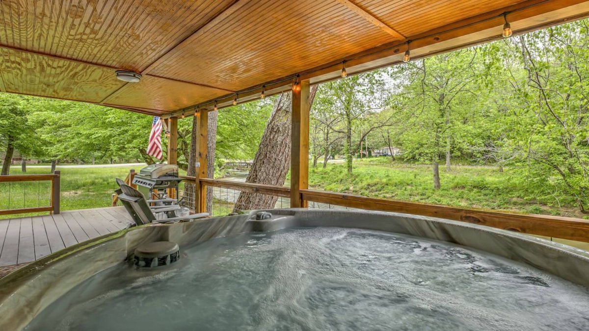 Mineral Bluff Cabin | Couples Retreat w/hot tub & fire pit - 10min to Blue Ridge
