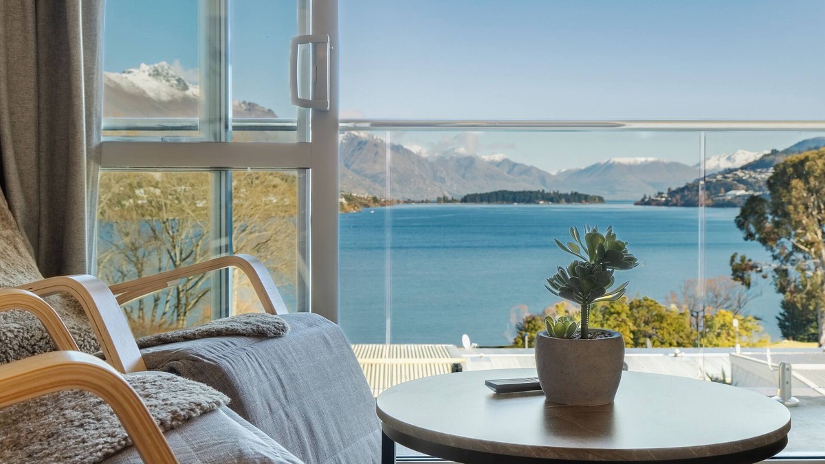 Frankton Apartment | Couples Retreat With Million Dollar Lake Wakatipu Views