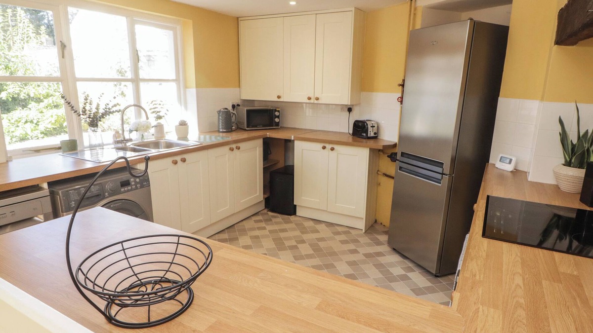 Cowbridge Cottage | COURT COTTAGE, pet friendly, character holiday cottage in Cowbridge