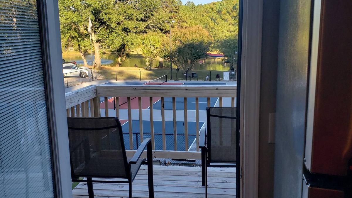 Walnut Grove Apartment | Court house one bed room