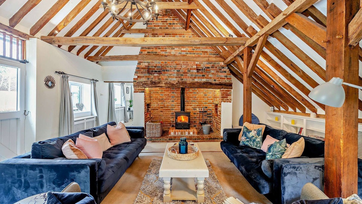 Warbleton House | Court Lodge is a substantial and picturesque twin roundel oast house set in pretty gardens within th