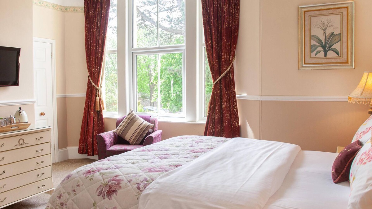 Torquay City Centre Bed & Breakfast | Court Prior Boutique B&B – Deluxe King + parking