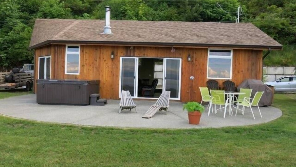 Courtenay Cottage | Courtenay Walk-On Oceanfront Cottage (A) at Udina Bay Vancouver Island