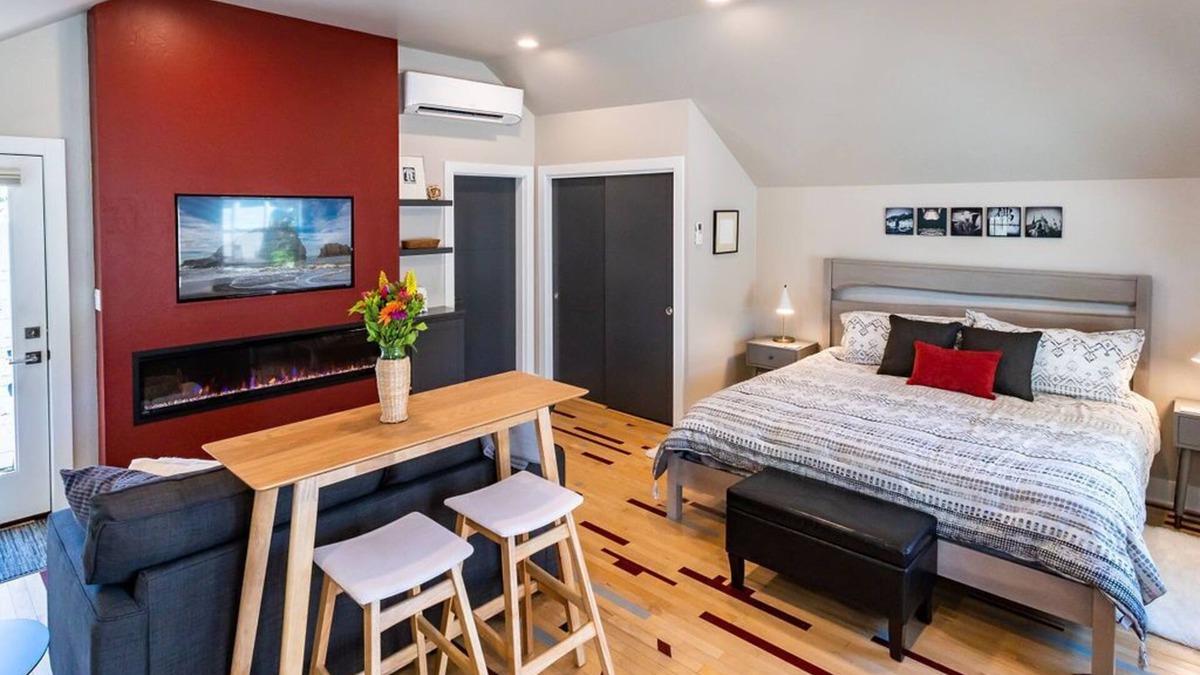 Historic Downtown District Cottage | Courtside Cottage - WalkScore 93 - Dog Friendly