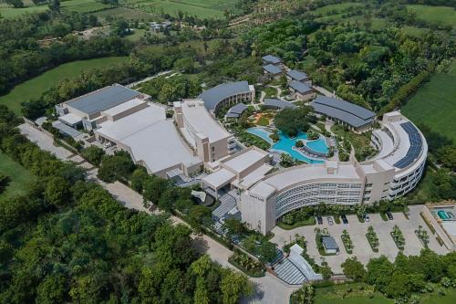 Faridabad Resort | Courtyard by Marriott Aravali Resort