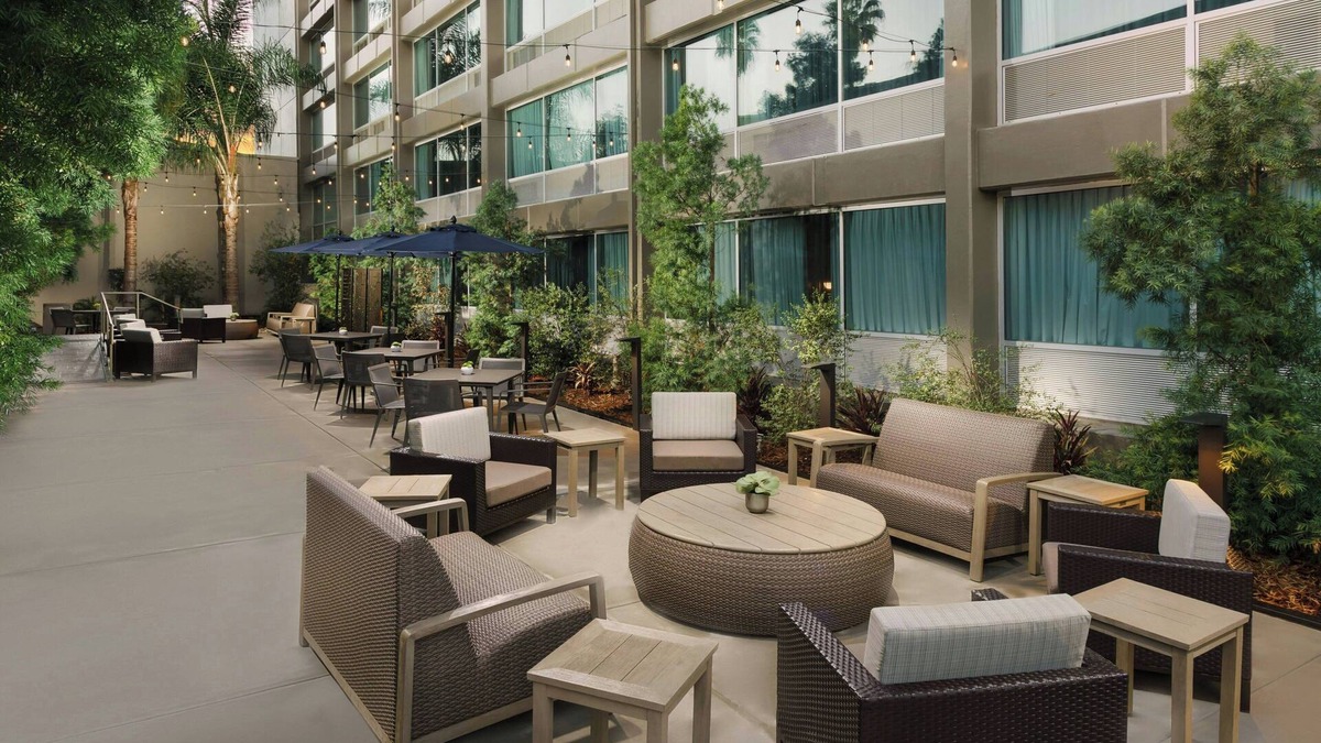 Woodland Hills Hotel | Courtyard by Marriott Los Angeles Woodland Hills